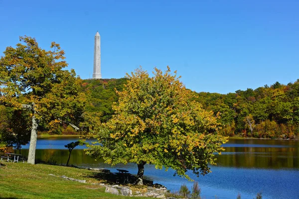 Montague, Sussex County, New Jersey: Marcia Gölü 'ne bakan dikilitaş şekilli bir anıt, High Point State Park' ta sonbahar yeşillikleriyle çevrili, eyaletin en yüksek mertebesine sahip..