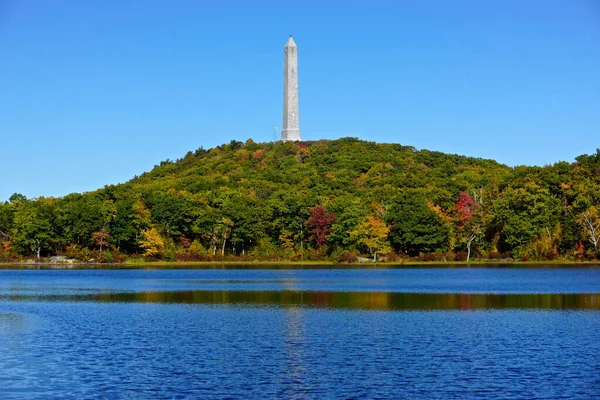 Montague, Sussex County, New Jersey: Marcia Gölü 'ne bakan dikilitaş şekilli bir anıt, High Point State Park' ta sonbahar yeşillikleriyle çevrili, eyaletin en yüksek mertebesine sahip..