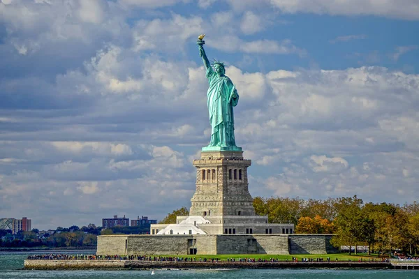 New York Limanı Özgürlük Adası 'ndaki Özgürlük Heykeli. Fransa halkından Birleşik Devletler halkına bir armağan. Fredric Auguste Bartholdi tarafından tasarlandı ve Gustave Eiffel tarafından inşa edildi..