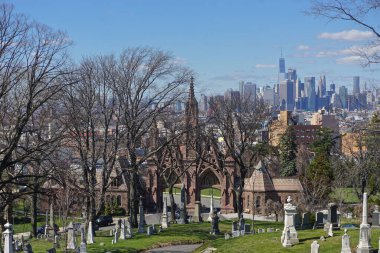Brooklyn, New York: Bir Dünya Ticaret Merkezi (nam-ı diğer Özgürlük Kulesi) ve Manhattan silueti, 1838 yılında kurulan tarihi Yeşil Ahşap Mezarlığı 'nın Gotik girişinin üzerinde görülüyor..