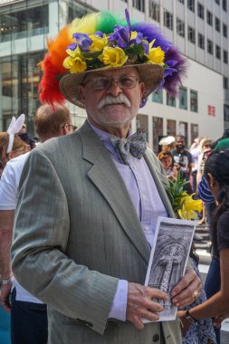 New York, New York: Beşinci Cadde Paskalya Geçidi 'nde çiçekli ve tüylü şapka giyen şık bir beyefendi.