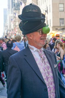 New York, New York: Rene Magritte tablosuna hürmeten siyah şapkalı ve yeşil elmalı bir adam Beşinci Cadde 'deki Paskalya Geçidi' nde.