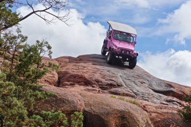 Sedona, Arizona: Pembe Jeep Turlarının özelleştirilmiş araçları, turistleri Kırık Ok Yolu, Coconino Ulusal Ormanı 'nda heyecan verici bir off-road turuna çıkarıyor.