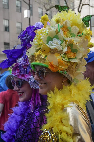 New York New York Women Wearing Yellow Purple Easter Bonnets — Stock Photo, Image