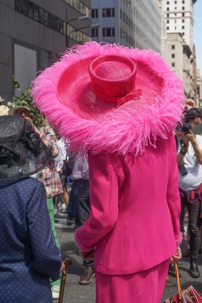 第五大道复活节游行中身穿粉色西服 头戴羽毛帽的女性 — 图库照片