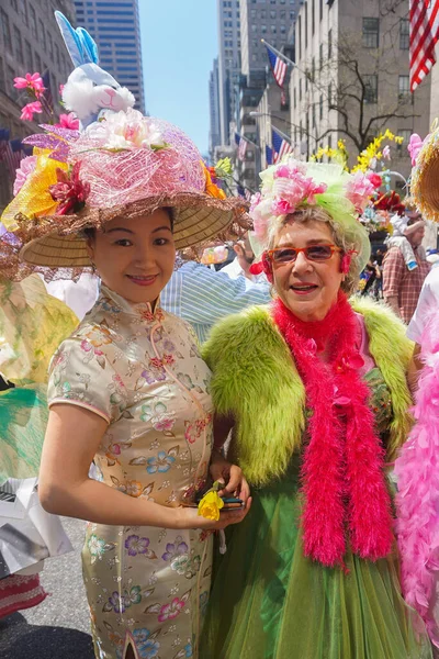 两名亚洲妇女穿着五颜六色的复活节服装参加第五大道复活节游行 — 图库照片