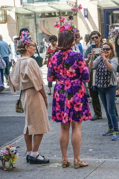 Нью Йорк Нью Йорк Туристы Фотографируют Двух Женщин Красочных Пасхальных — стоковое фото