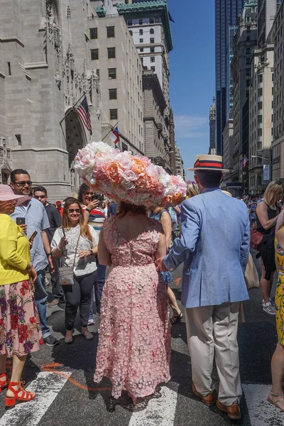 New York New York Egy Gondosan Kosztümös Házaspár Akik Fejet — Stock Fotó