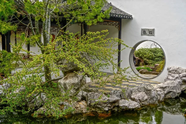 ニューヨーク州スタテンアイランド ニューヨーク市スタテンアイランドのスヌグ港文化センターと植物園に1998年に建設された壁に囲まれた中国庭園 — ストック写真
