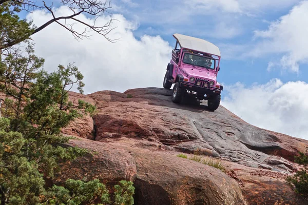 Sedona, Arizona: Pembe Jeep Turlarının özelleştirilmiş araçları, turistleri Kırık Ok Yolu, Coconino Ulusal Ormanı 'nda heyecan verici bir off-road turuna çıkarıyor.