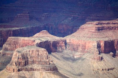 Büyük Kanyon Ulusal Parkı, Arizona: Güney Halkası 'ndaki Rim Trail' den görülen Büyük Kanyon 'un kayalık oluşumlarında karşıt ışık ve gölgeler.