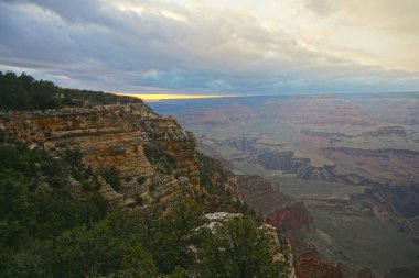 Büyük Kanyon Ulusal Parkı, Arizona, bulutlu bir gökyüzünün altında Büyük Kanyon 'da gün batımının soluk renkleri. Güney Rim 'deki Mather Point' ten izlendi..