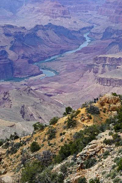 亚利桑那州大峡谷国家公园 Grand Canyon National Park 人们沿着大峡谷边缘的小径行走 靠近南缘的沙漠景观地区 科罗拉多河在背后流淌 — 图库照片