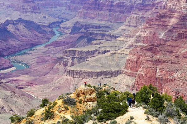 亚利桑那州大峡谷国家公园 Grand Canyon National Park 人们在大峡谷边缘拍照 从南缘的沙漠景观区域观看 科罗拉多河在背后流淌 — 图库照片