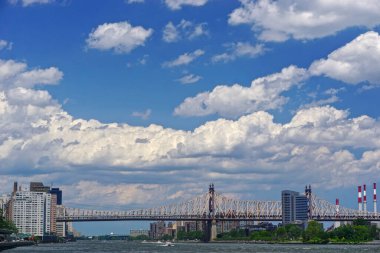 New York, New York: The Ed Koch Queensboro Köprüsü - 59. Cadde Köprüsü - Doğu Nehri üzerinde 1909 yılında tamamlanan bir kantilever köprüsü.