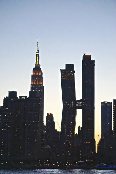 ニューヨーク マンハッタンの晴れた夏の夜に エンパイアステートビル 1931年 とアメリカの銅建築物 2017年 のシルエット — ストック写真