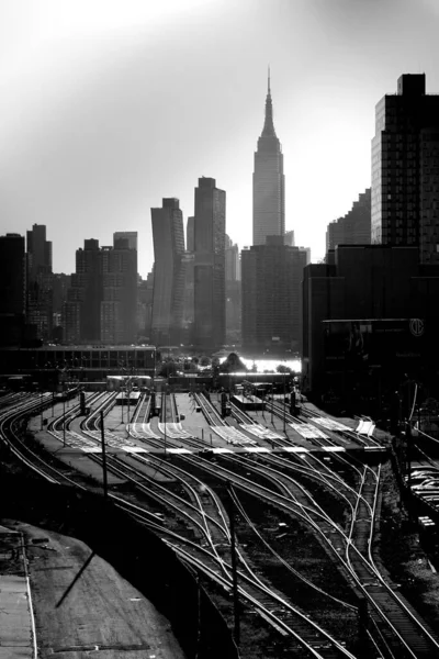 ニューヨーク市 Lirrのロングアイランド シティ ヤードの線路とエンパイア ステート ビルのシルエット — ストック写真