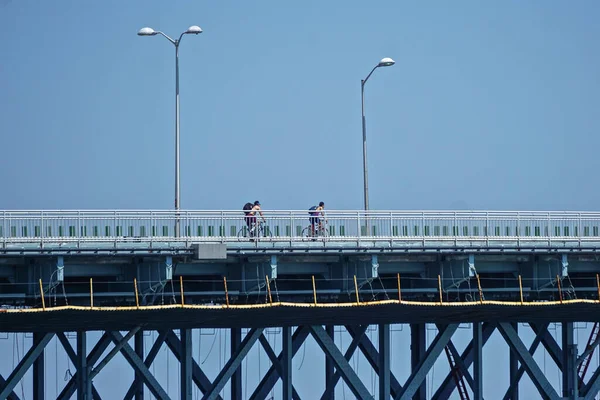 Brooklyn New York Two Cyclists Crossing Marine Parkway Gil Hodges — Stock Photo, Image