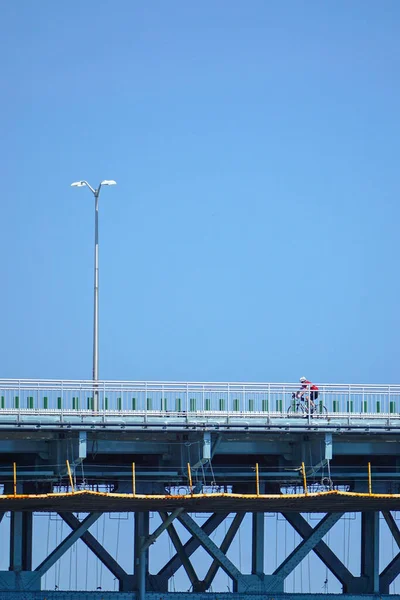 纽约布鲁克林 一名独行骑车人穿过位于死亡马湾的海洋大道Gil Hodges纪念大桥 — 图库照片