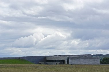Culloden Muharebesi (1746) İskoçya 'nın Highlands bölgesindeki Inverness' in doğusunda yer almaktadır. Savaş alanı, modern bir ziyaretçi merkezi ile tarihi bir yer olarak korunuyor..