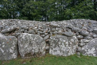 İskoçya 'nın Highlands bölgesindeki Inverness' in doğusundaki Clava 'lı Balnuaran' daki cairns 'lerden birini oluşturan taşları kapatın. Alanda üç dairesel Bronz Çağı mezar odası yer alıyor..