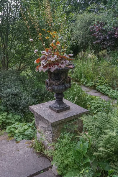 Geleneksel Bir Ngiliz Kır Bahçesinde Çeşitli Bitkilerle Taştan Bir Kaide — Stok fotoğraf