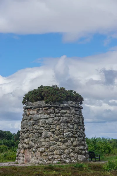 1881 'de İskoçya' nın Highlands bölgesindeki Inverness 'in doğusunda 1746 Culloden Muharebesi' nin yapıldığı yerde. Savaş alanı tarihi bir yer olarak korundu..