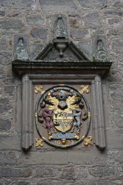 Cawdor Şatosu 'nun (c. 1380) İskoçya' nın dağlık kesimindeki girişinde, Campbell 'ın kolları ve sloganı dikkatli olun..