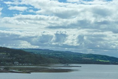Kuzey Kessock köyü ile İskoç Highlands 'taki Inverness şehri arasında Moray Firth' ün bir körfezi olan Beauly Firth üzerinde yoğun beyaz bulutlar..
