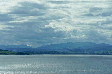 Kuzey Kessock köyü ile İskoç Highlands 'taki Inverness şehri arasında Moray Firth' ün bir körfezi olan Beauly Firth üzerinde yoğun beyaz bulutlar..