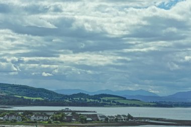 Kuzey Kessock köyü ile İskoç Highlands 'taki Inverness şehri arasında Moray Firth' ün bir körfezi olan Beauly Firth üzerinde yoğun beyaz bulutlar..