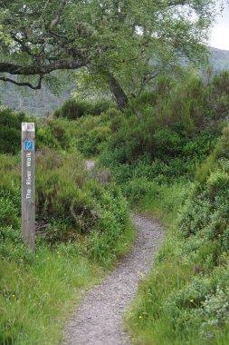 İskoçya 'nın en güzel vadisi olarak tanımlanan Glen Affric' teki yürüyüş patikasının işareti. Affric Nehri uzunluğu boyunca uzanır, Affric Gölü ve Benevean Gölü 'nden geçer..