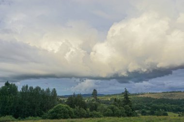 İskoçya 'nın dağlık bölgelerindeki bereketli tarım arazileri üzerinde fırtına bulutları toplanıyor.