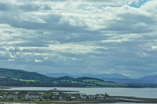 Moray Firthの入口であるBely Firthの上の厚い白い雲 North Kessockの村とスコティッシュ ハイランドのInvernessの町の間 — ストック写真