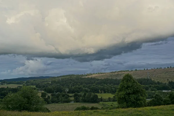 Σύννεφα Καταιγίδας Συγκεντρώνονται Πάνω Από Πλούσια Γεωργική Στα Highlands Της — Φωτογραφία Αρχείου