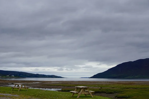 Picknickbord Gräsmatta Bredvid Mossen Dundonnell Skottland Utsikt Över Little Loch — Stockfoto