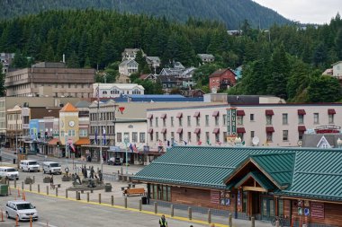 Ketchikan, Alaska: Limandaki dükkanlar turistlerin gelişini beklerken, arka planda ormanla kaplı bir dağ bulunuyor.