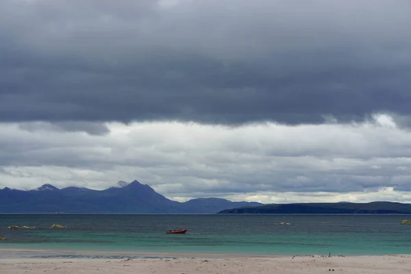 Mellon Udrigle Escocia Una Balsa Roja Anclada Las Brillantes Aguas — Foto de Stock