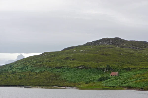 Una Cabaña Roja Abandonada Una Colina Junto Lago Costa Oeste — Foto de Stock