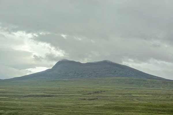 Widok Bujnego Zielonego Wzgórza Zachodnim Wybrzeżu Szkocji Pod Zachmurzonym Niebem — Zdjęcie stockowe