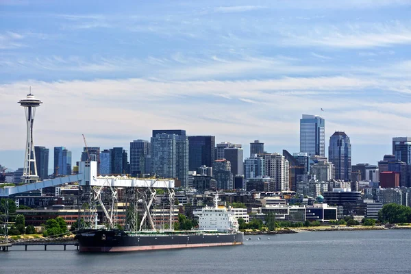 Seattle, Washington: 91. rıhtımdaki Smith Cove Cruise Terminali 'nden Seattle silueti ve Elliott Körfezi' nde bir kargo gemisi.