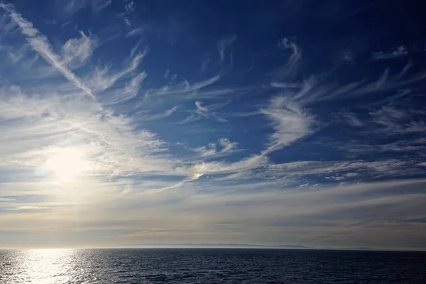 Nubes Plumosas Sobre Océano Pacífico Norte Montañas Del Noroeste Del — Foto de Stock