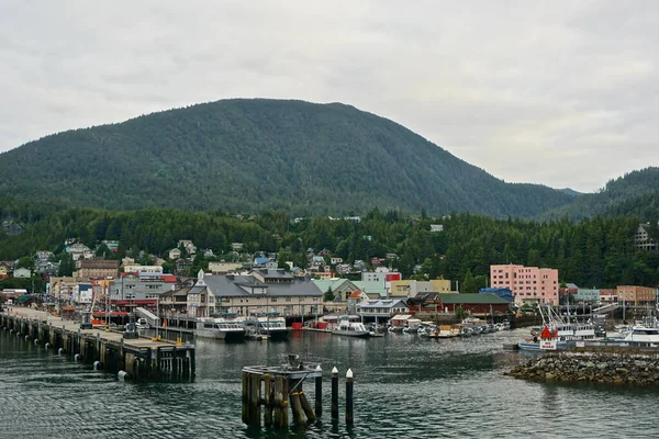 Ketchikan Alaska Negozi Porto Aspettano Arrivo Turisti Con Una Montagna — Foto Stock