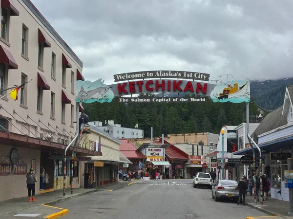 アラスカ州ケッチカン 曇りの空の下 ケッチカンのメインストリートを訪れる観光客を歓迎する大きなウェルカムサイン — ストック写真