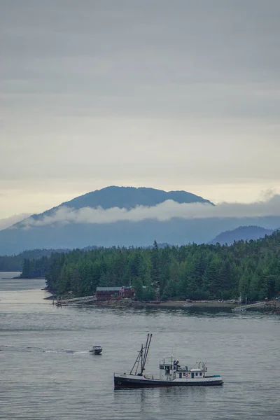 Ketchikan Alaska Bateau Pêche Navigue Long Passage Tongass Sous Ciel — Photo