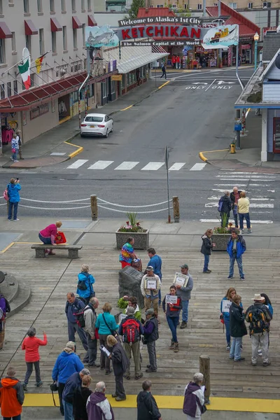 Ketchikan Alaska Reisgidsen Met Borden Begroeten Passagiers Van Cruiseschepen Die — Stockfoto