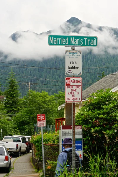 Ketchikan Alaska Man Met Een Rugzak Onder Een Bord Dat — Stockfoto