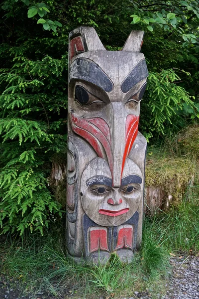 阿拉斯加凯奇坎 位于波拉特奇图腾公园 Potlatch Totem Park 地面上的图腾 一个重新建造的带有图腾的特林吉特村 一个雕刻棚 以及一些历史性的展品 — 图库照片