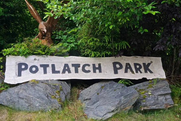 Ketchikan, Alaska: Amerika 'nın kuzeybatısındaki yeniden yaratılmış bir Tlingit köyü olan Potlatch Totem Parkı' na gelen ziyaretçilere el yapımı tabela.