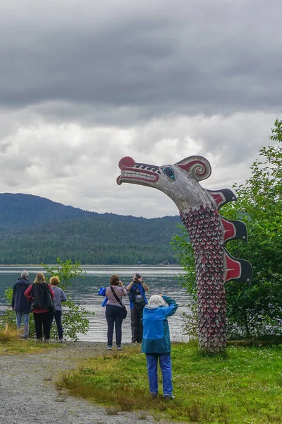 Ketchikan Alaska Visitatori Visitano Parco Potlatch Totem Park Villaggio Tlingit — Foto Stock